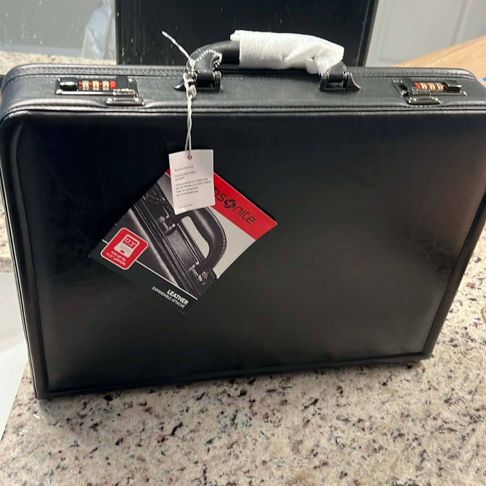 New with tag Samsonite Classic Leather briefcase FITS UP TO 17.3" LAPTOPS